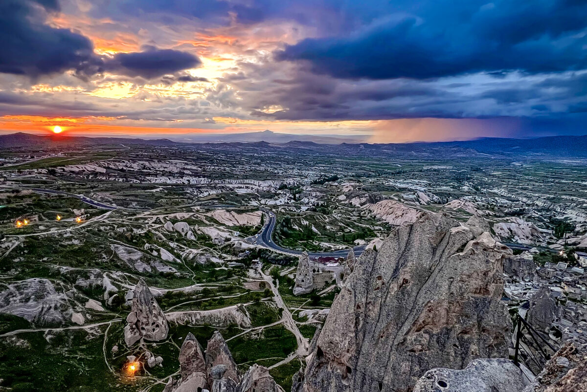 Tormenta en la Capadòcia (vista panorámica)