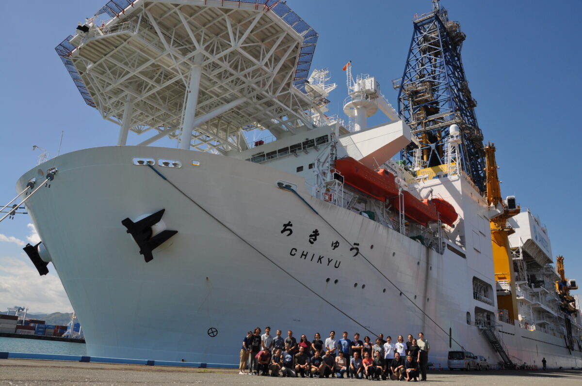 L'equip cientifíc treballa Treballen amb sondes d’exploració de darrera generació per arribar fins a un quilòmetre de profunditat per sota del fons del mar que es troba a 7000m de profunditat